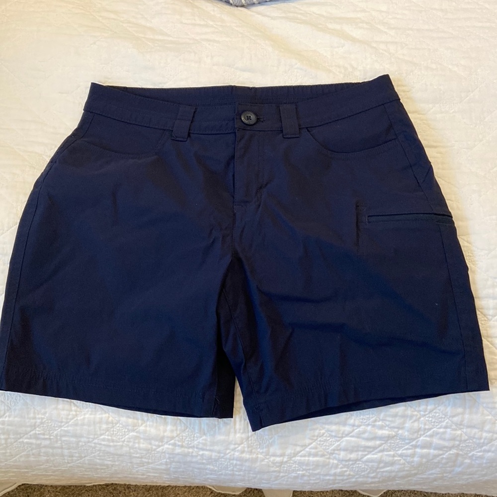 Eddie Bauer shorts size 6 in Navy color.